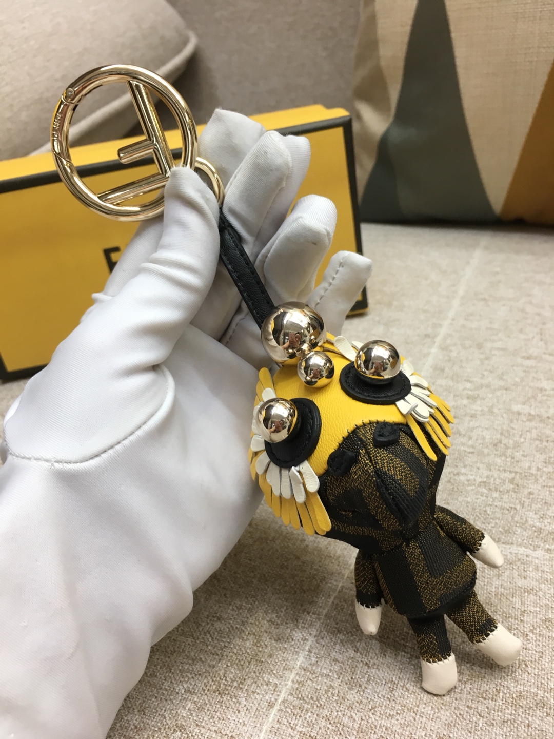 FENDI 奇趣配饰Space Monkey 给你的潮酷装备加一点个性Buff