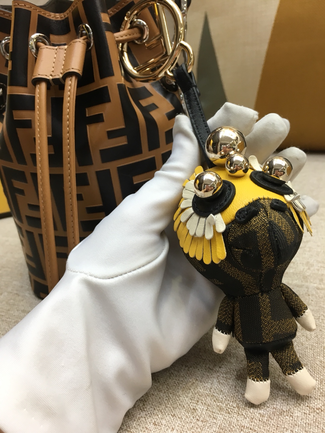 FENDI 奇趣配饰Space Monkey 给你的潮酷装备加一点个性Buff