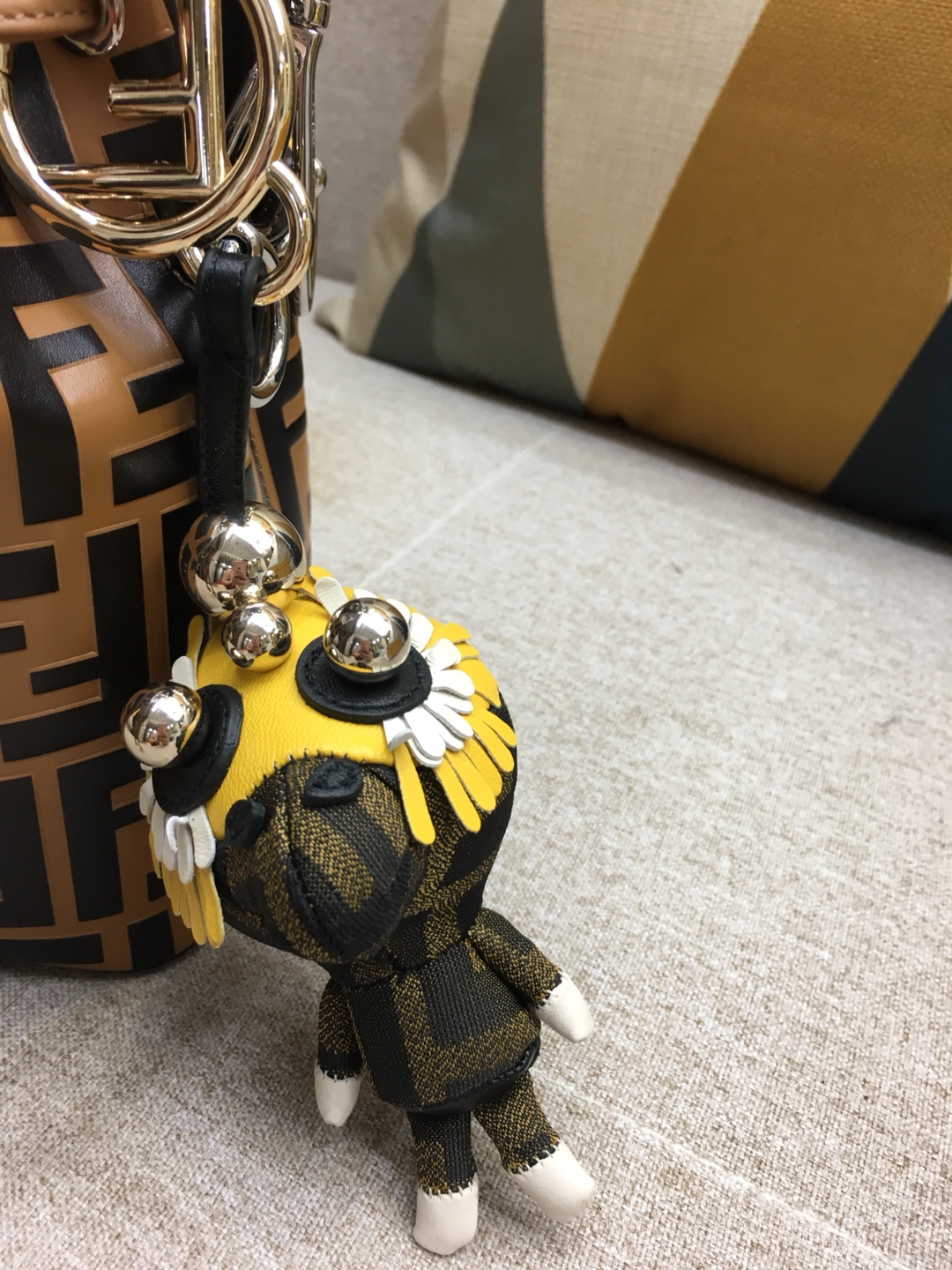 FENDI 奇趣配饰Space Monkey 给你的潮酷装备加一点个性Buff