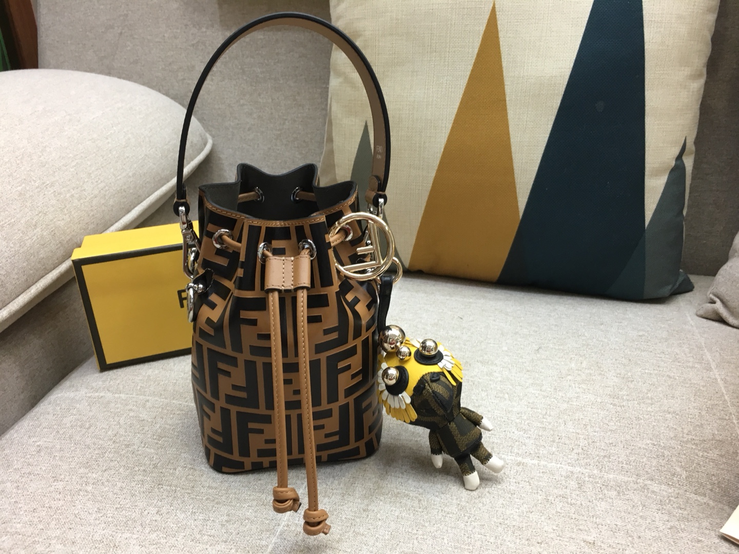 FENDI 奇趣配饰Space Monkey 给你的潮酷装备加一点个性Buff