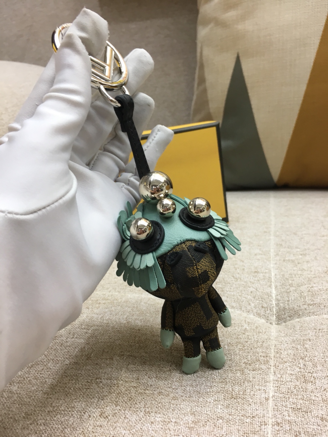 FENDI 奇趣配饰Space Monkey 给你的潮酷装备加一点个性Buff