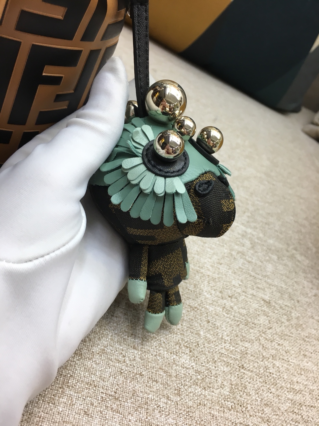 FENDI 奇趣配饰Space Monkey 给你的潮酷装备加一点个性Buff