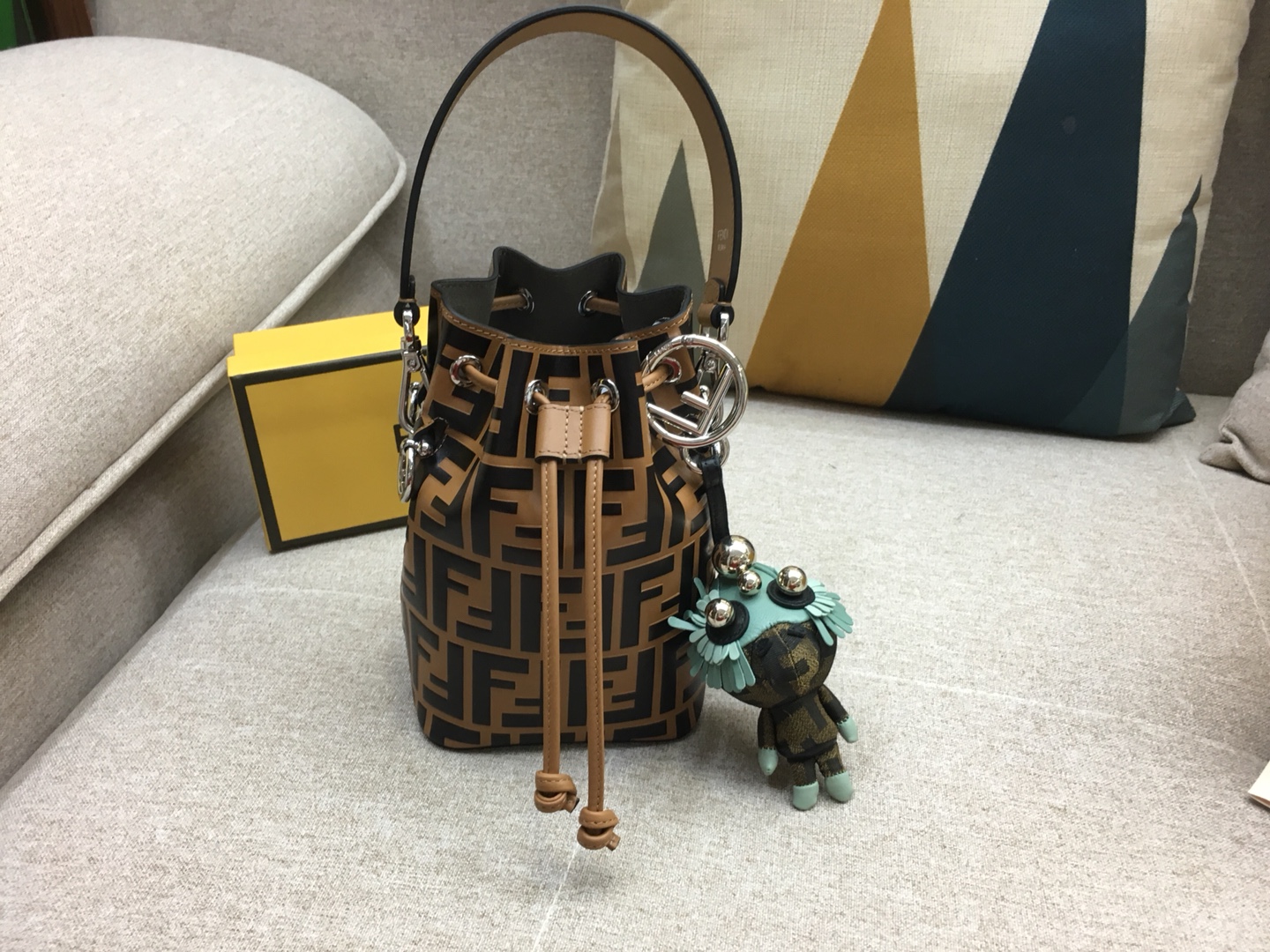 FENDI 奇趣配饰Space Monkey 给你的潮酷装备加一点个性Buff