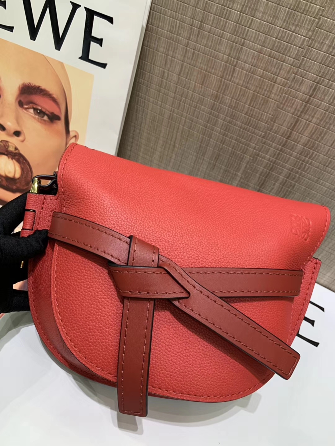 Loewe Gate系列 2019新色 斜挎中号 中国红