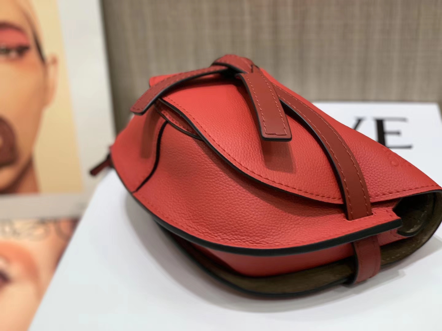 Loewe Gate系列 2019新色 斜挎中号 中国红