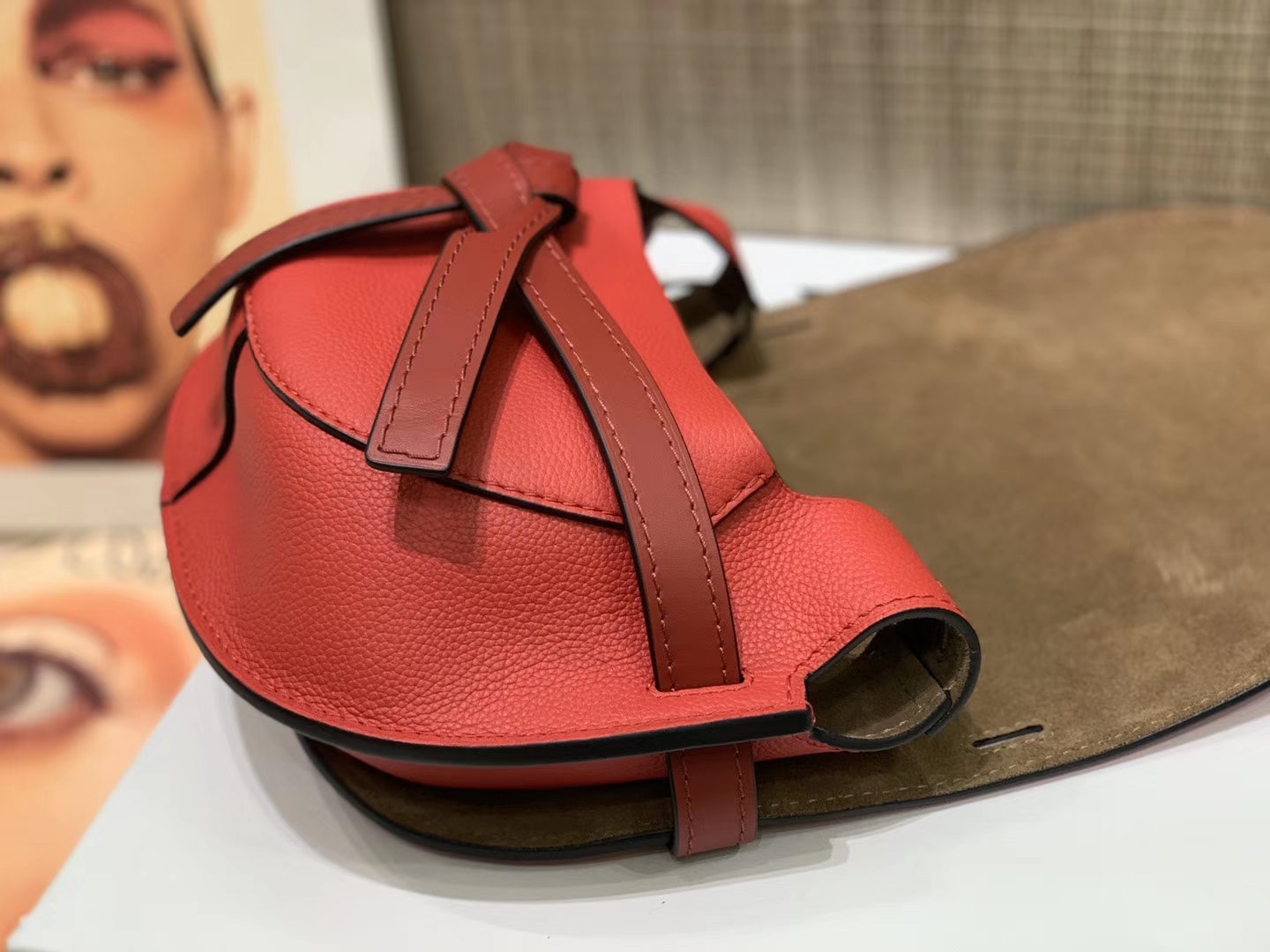 Loewe Gate系列 2019新色 斜挎中号 中国红