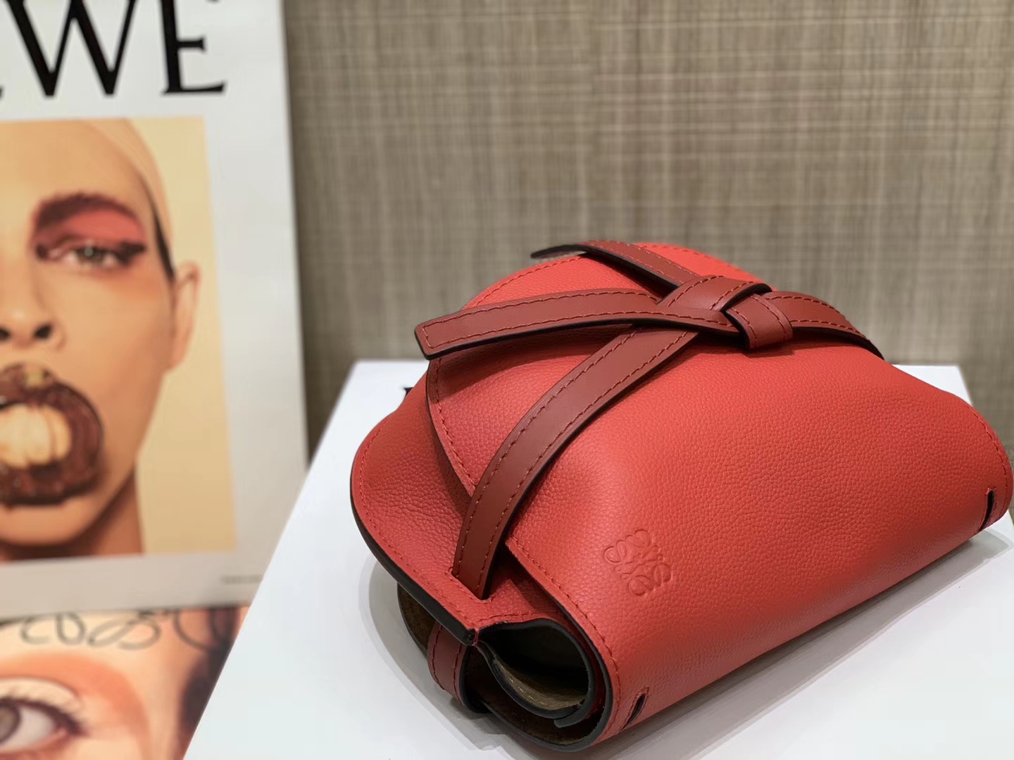 Loewe Gate系列 2019新色 斜挎中号 中国红