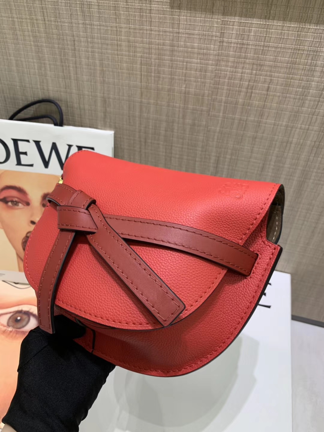 Loewe Gate系列 2019新色 斜挎中号 中国红