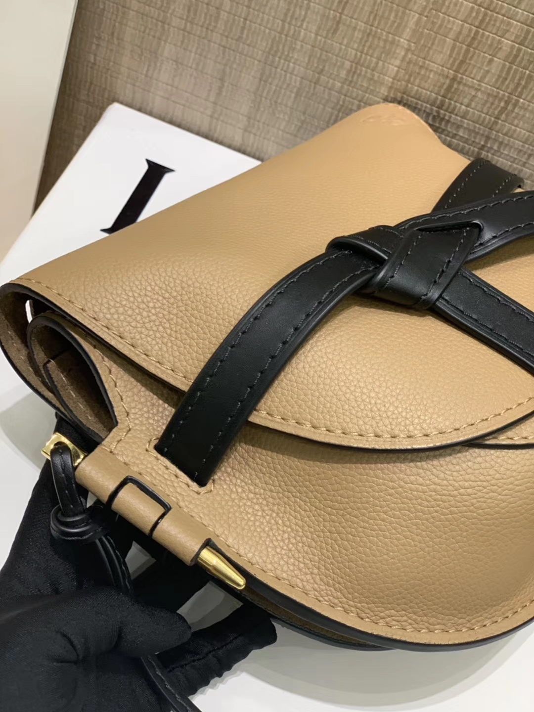 Loewe Gate系列 2019新色 斜挎中号 奶茶色