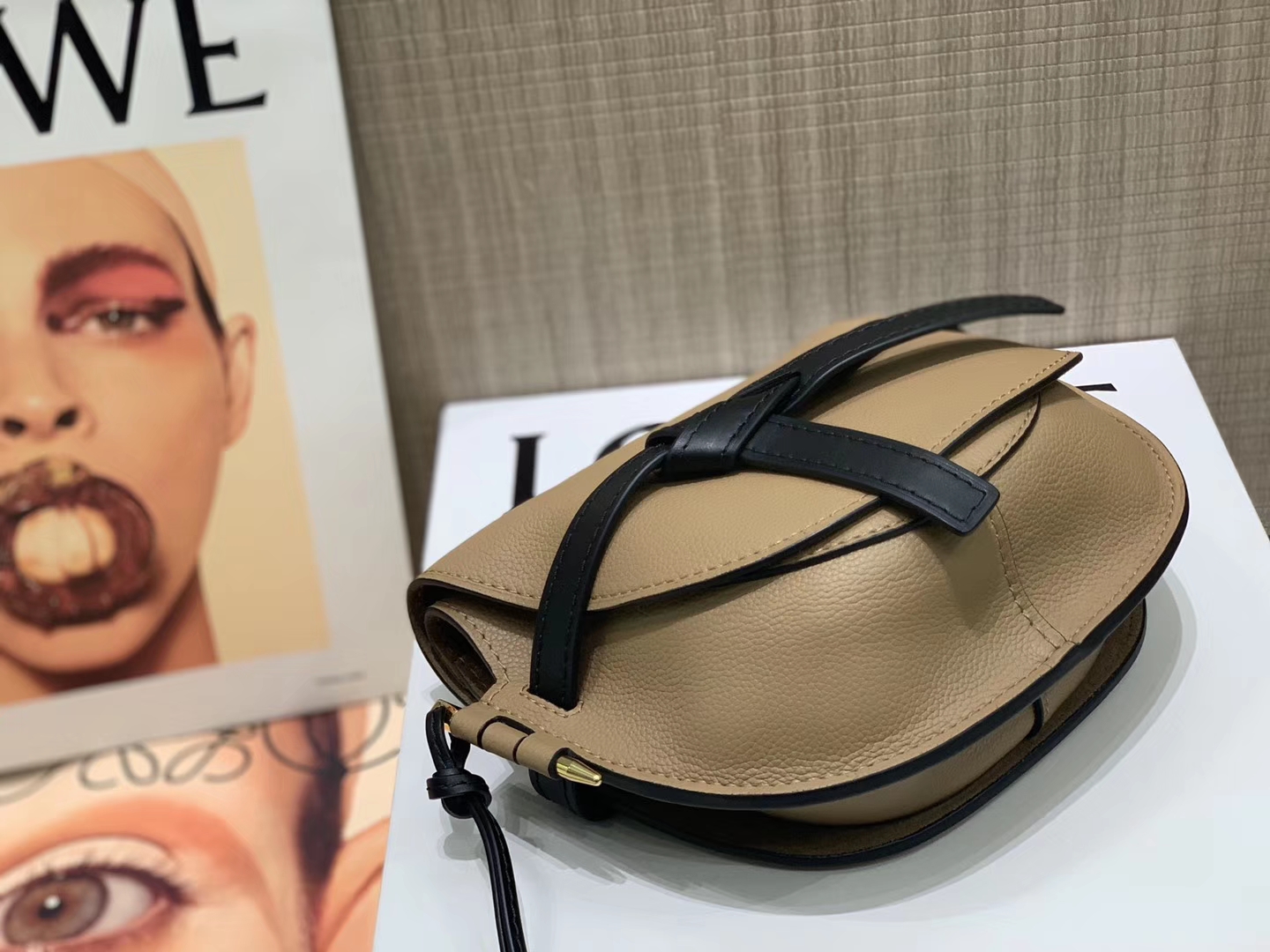 Loewe Gate系列 2019新色 斜挎中号 奶茶色