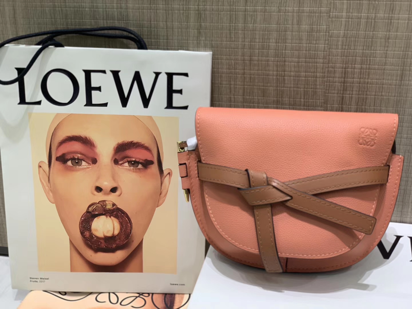Loewe Gate系列 2019新色 斜挎中号 龙虾粉   