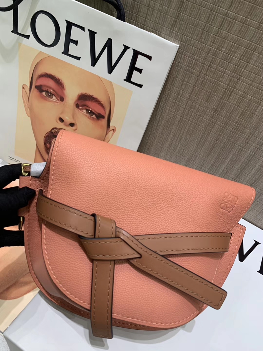 Loewe Gate系列 2019新色 斜挎中号 龙虾粉   