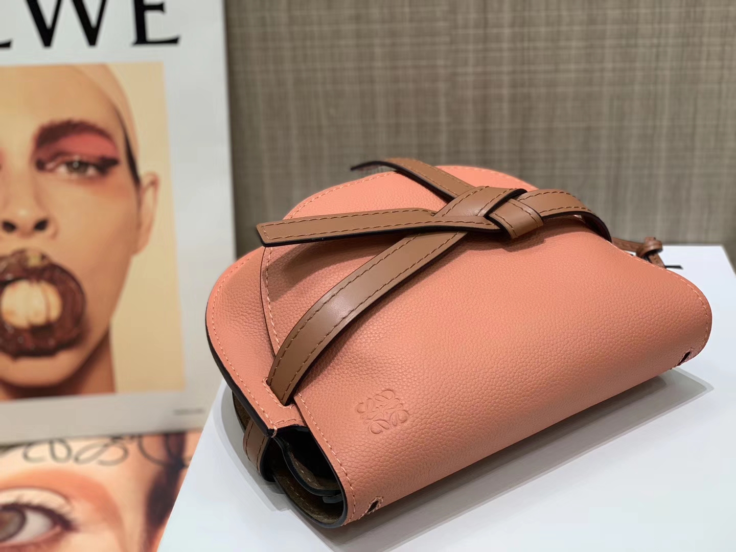 Loewe Gate系列 2019新色 斜挎中号 龙虾粉   