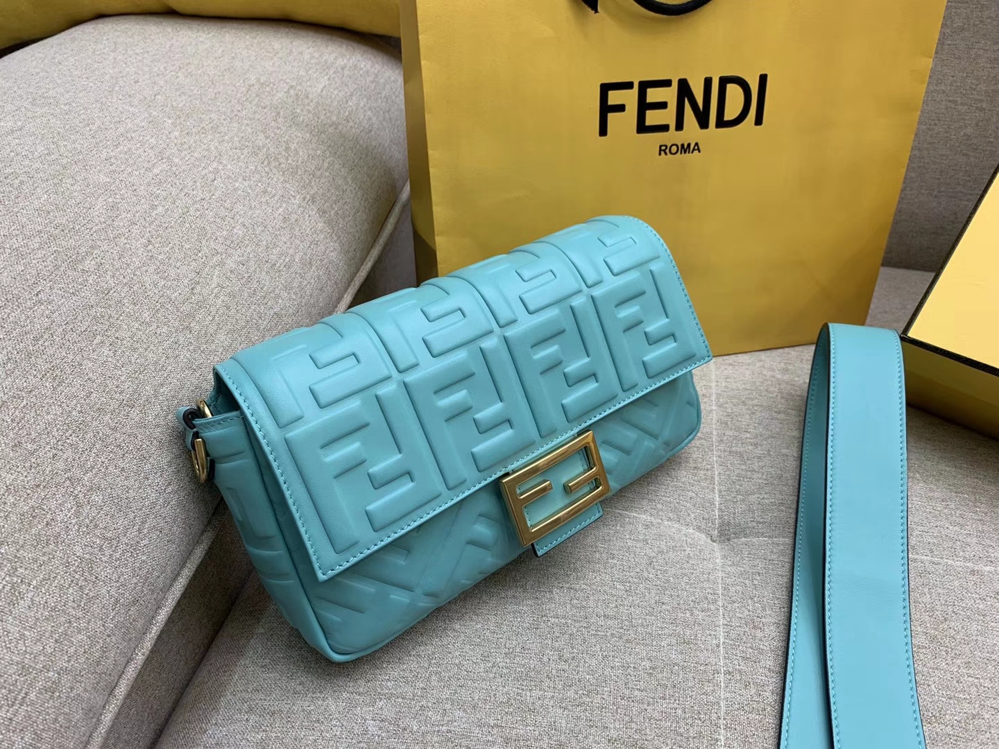 Fendi 芬迪 Baguette FF 浮雕系列 26x13x6cm 进口小羊皮 蓝色