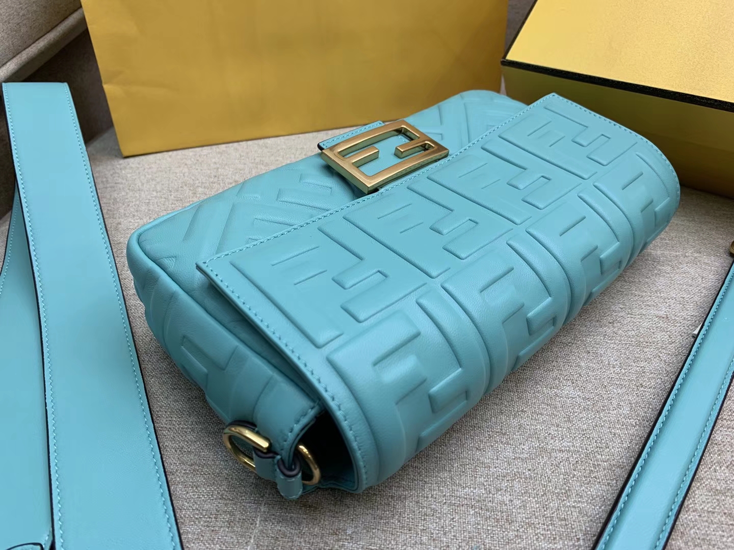 Fendi 芬迪 Baguette FF 浮雕系列 26x13x6cm 进口小羊皮 蓝色