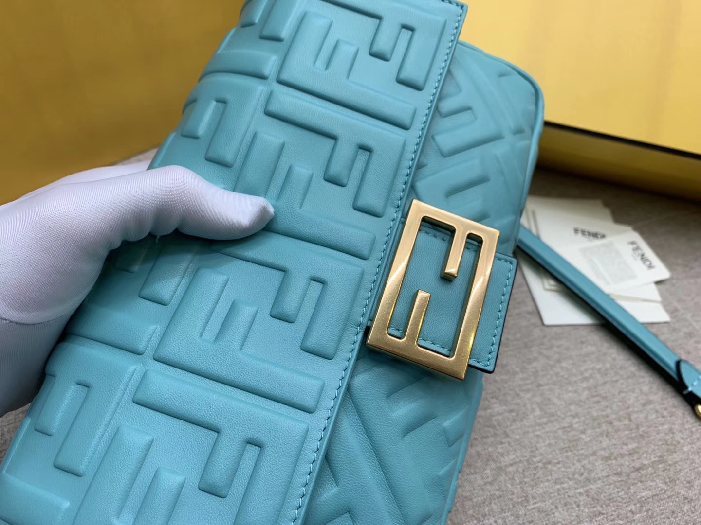 Fendi 芬迪 Baguette FF 浮雕系列 26x13x6cm 进口小羊皮 蓝色