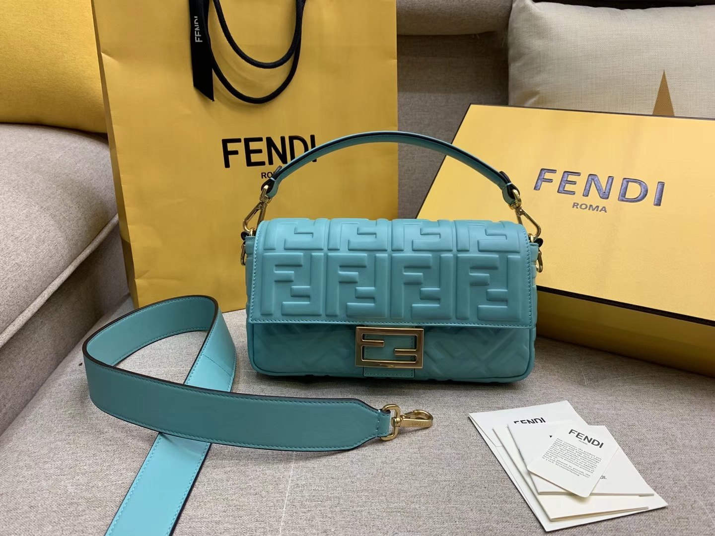 Fendi 芬迪 Baguette FF 浮雕系列 26x13x6cm 进口小羊皮 蓝色