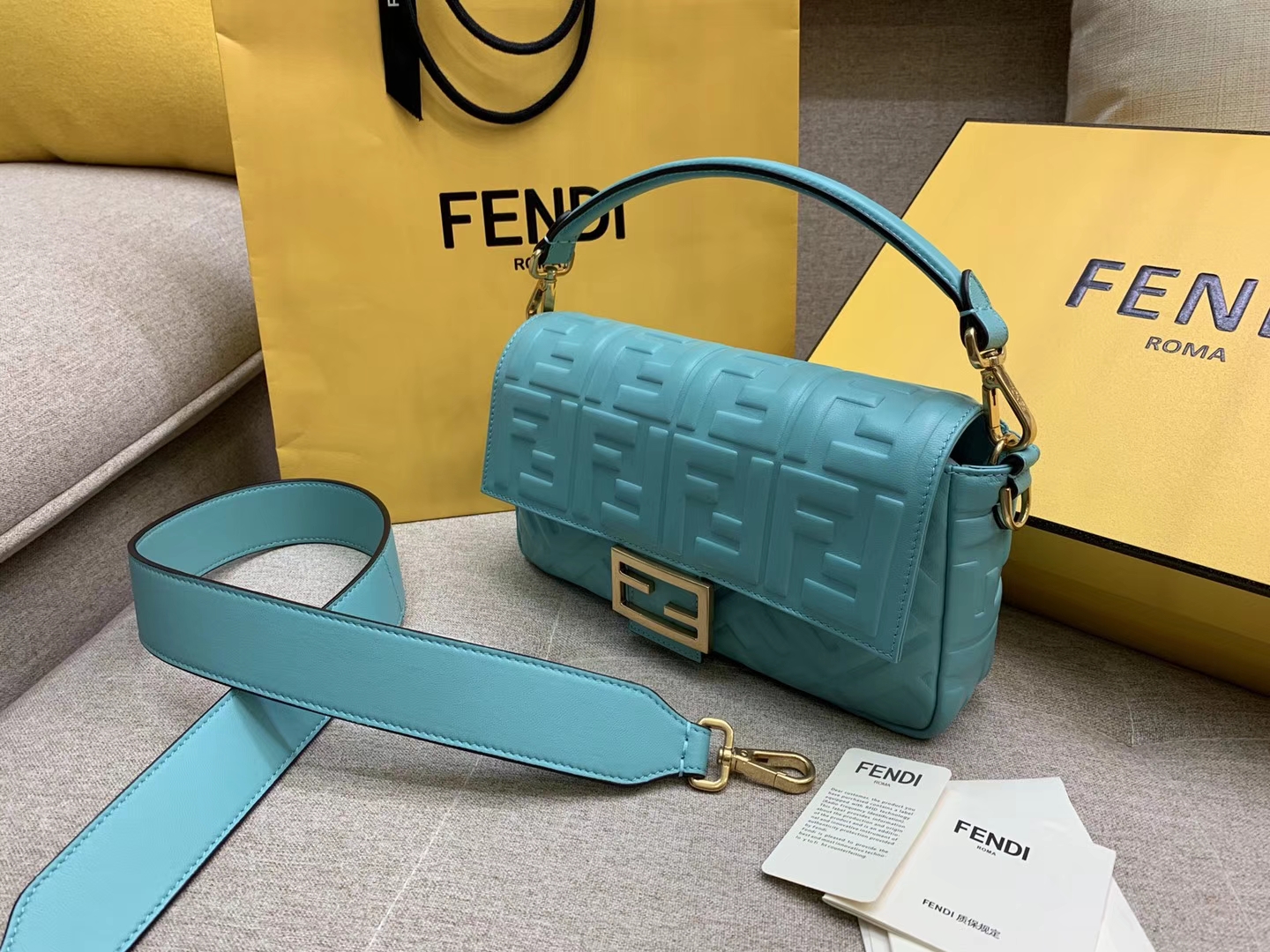 Fendi 芬迪 Baguette FF 浮雕系列 26x13x6cm 进口小羊皮 蓝色