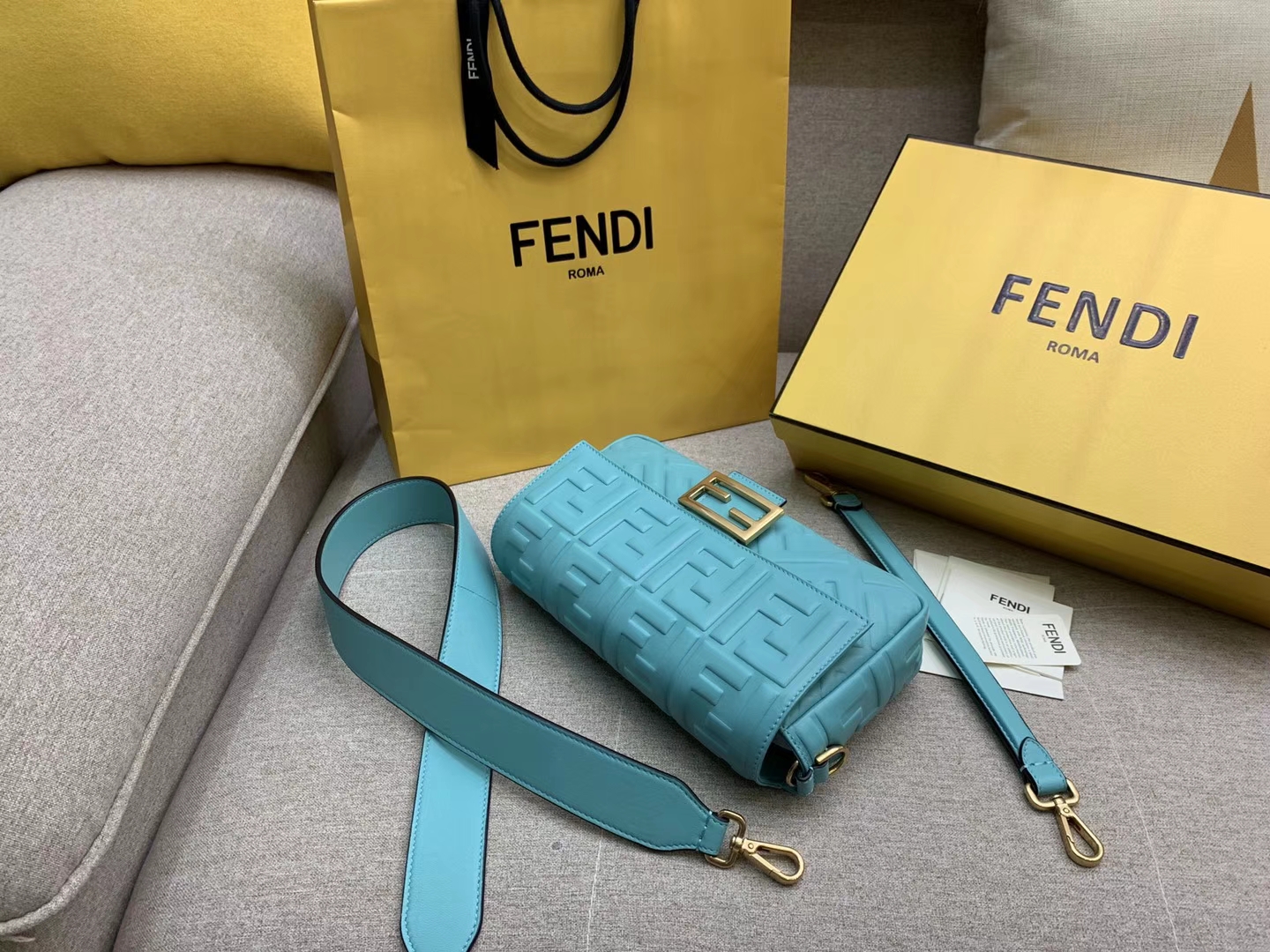 Fendi 芬迪 Baguette FF 浮雕系列 26x13x6cm 进口小羊皮 蓝色