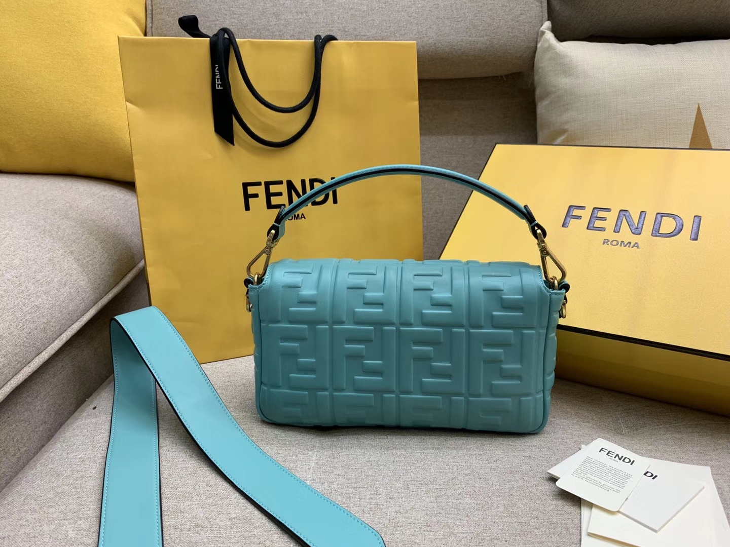 Fendi 芬迪 Baguette FF 浮雕系列 26x13x6cm 进口小羊皮 蓝色