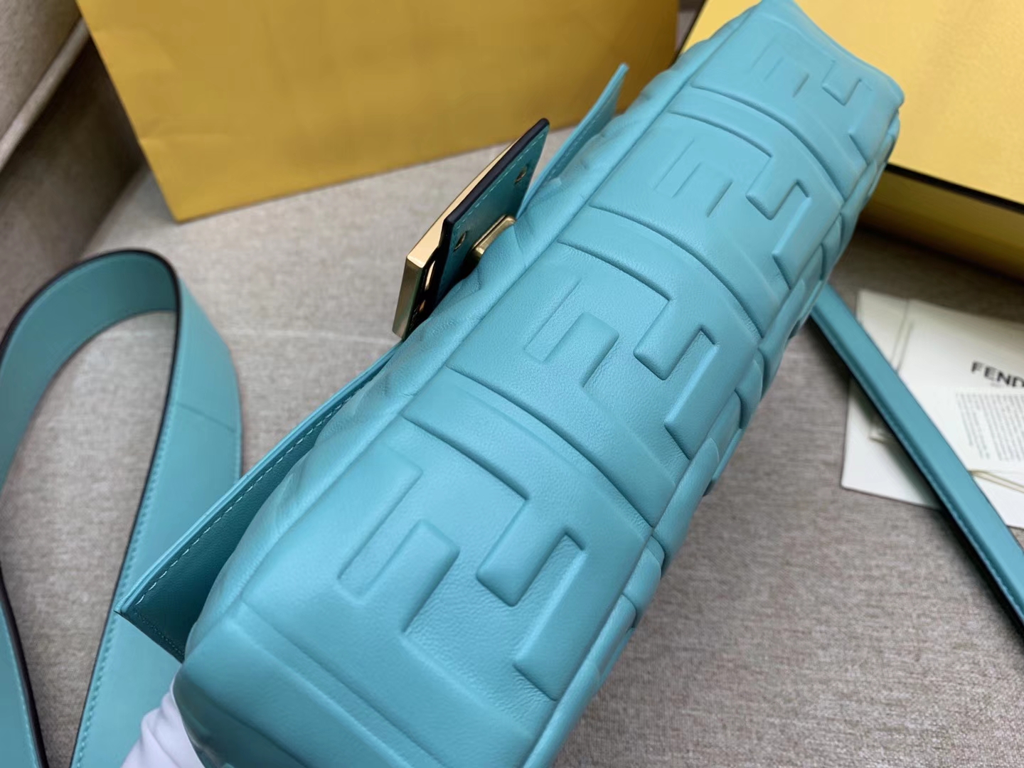 Fendi 芬迪 Baguette FF 浮雕系列 26x13x6cm 进口小羊皮 蓝色