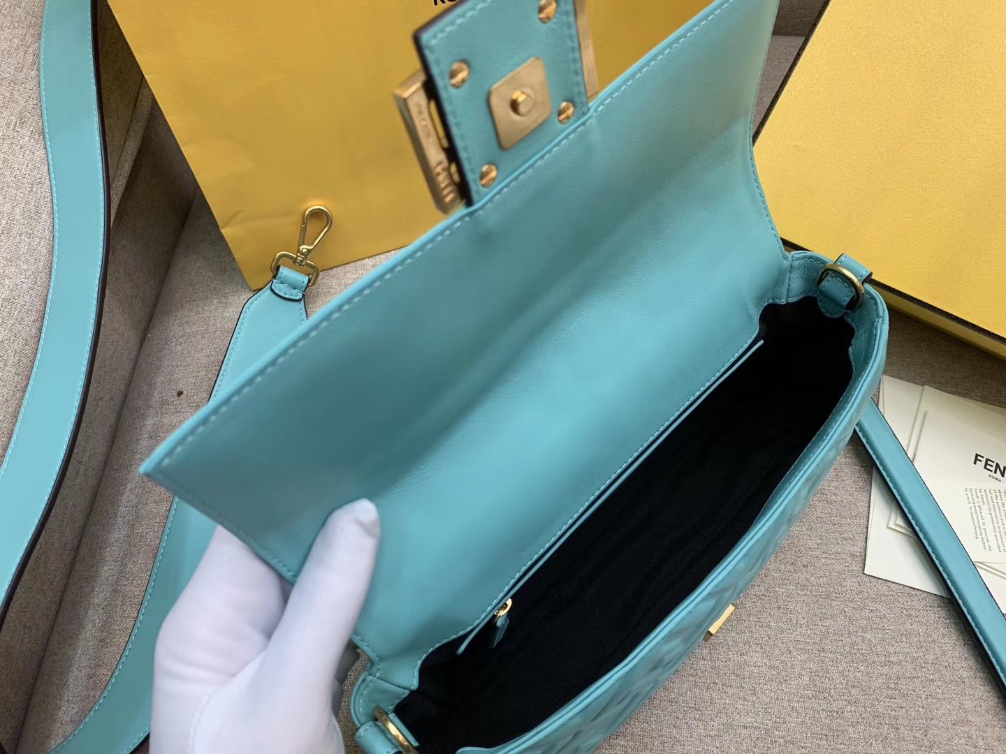 Fendi 芬迪 Baguette FF 浮雕系列 26x13x6cm 进口小羊皮 蓝色