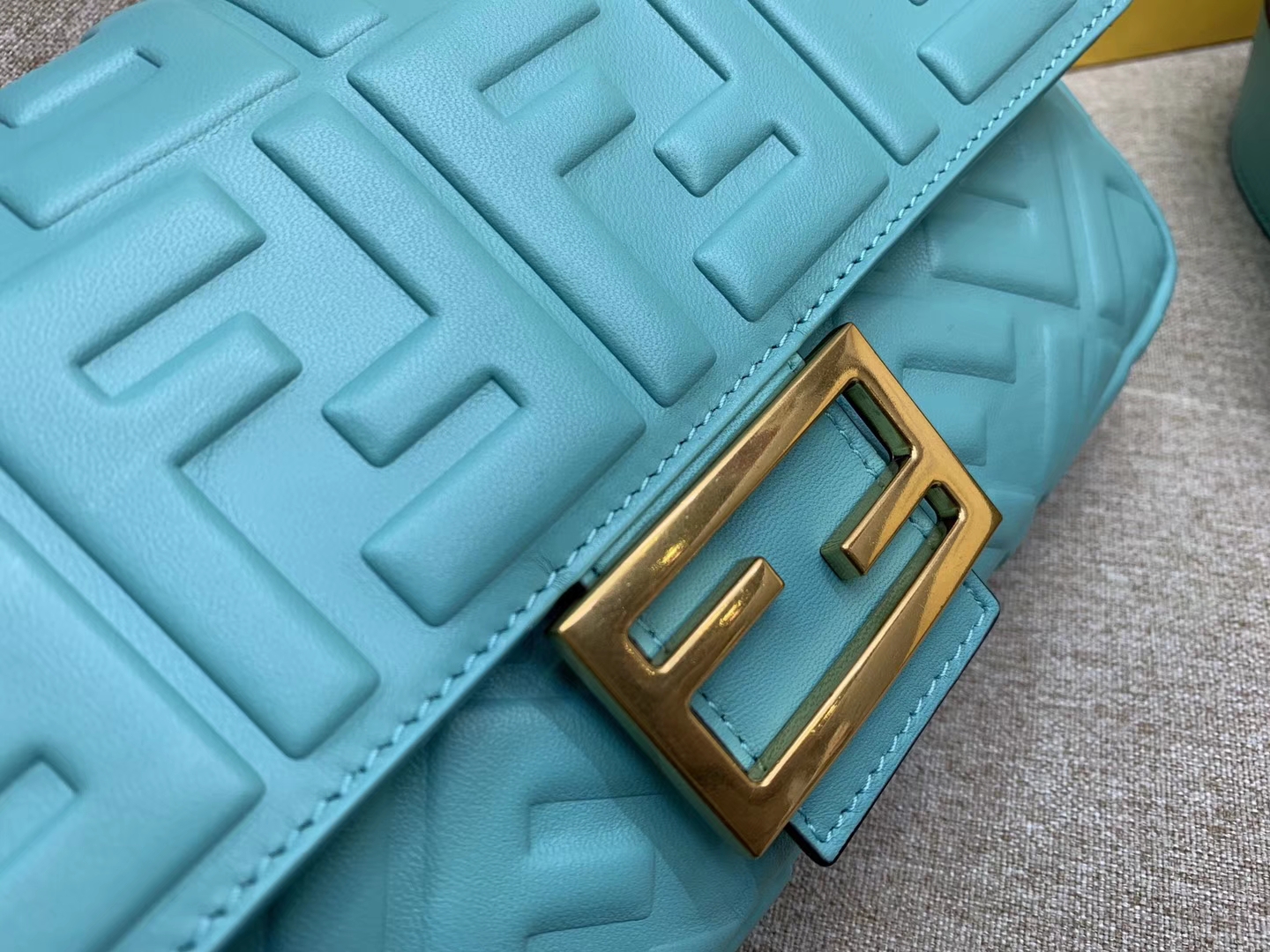 Fendi 芬迪 Baguette FF 浮雕系列 26x13x6cm 进口小羊皮 蓝色