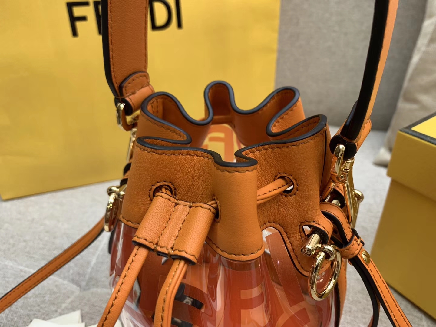 Fendi 芬迪 Mon Tresor 小号水桶手袋 FF图案印花 橘色 18x12x10