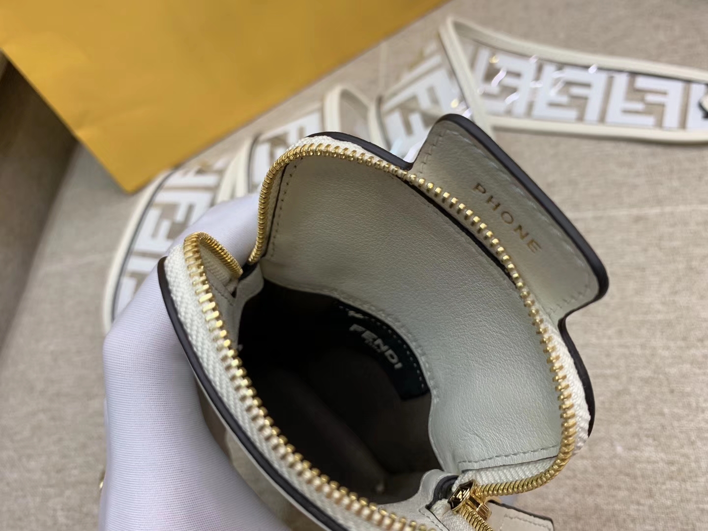 Fendi 芬迪 最新胸包 肩带可单用 白色