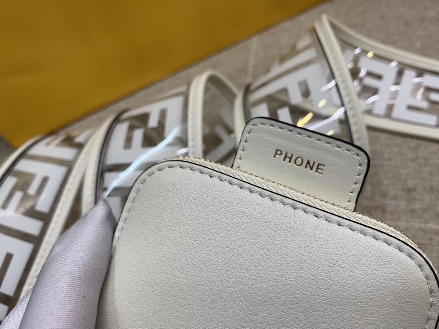 Fendi 芬迪 最新胸包 肩带可单用 白色