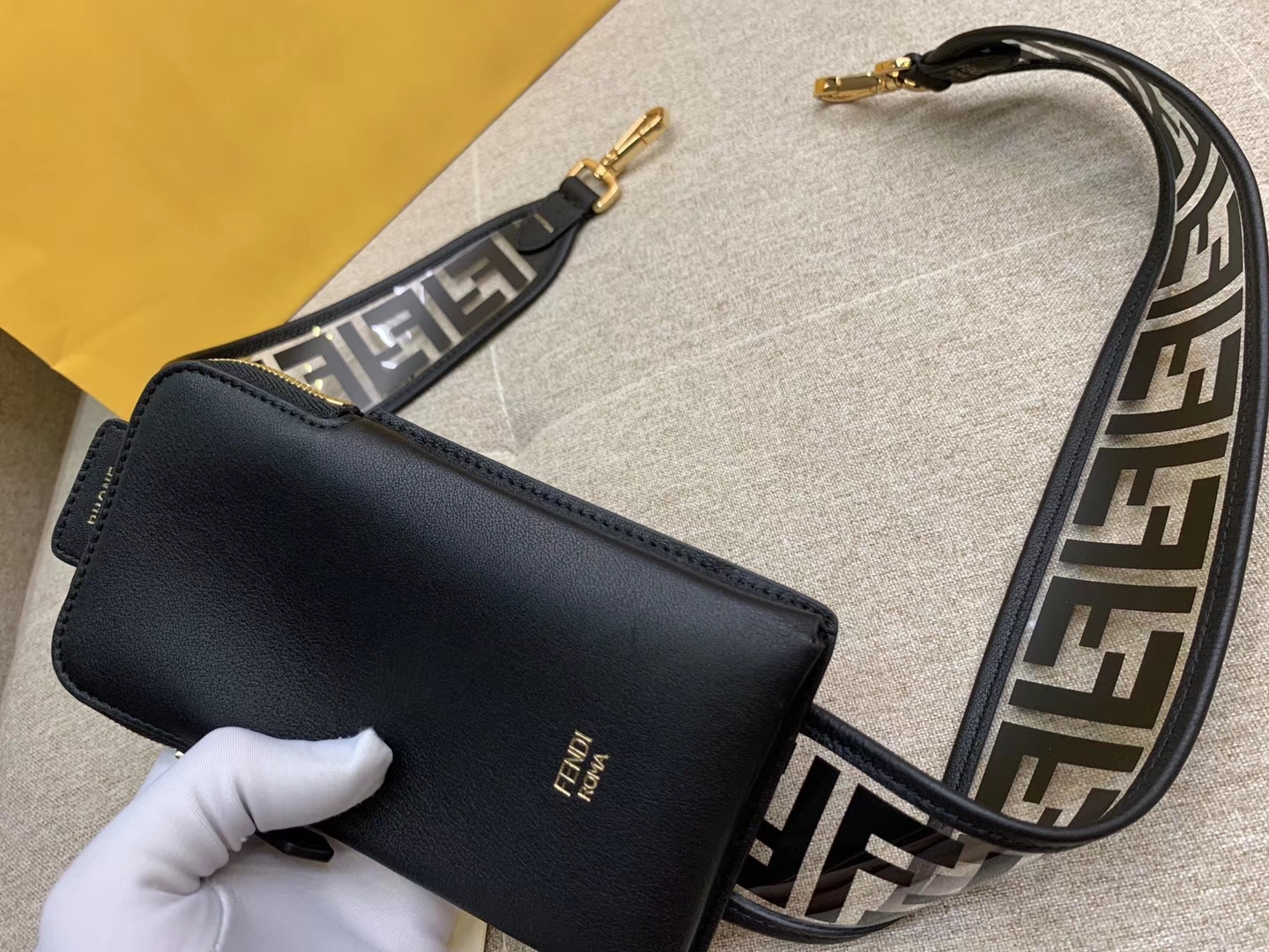 Fendi 芬迪 最新胸包 肩带可单用 黑色