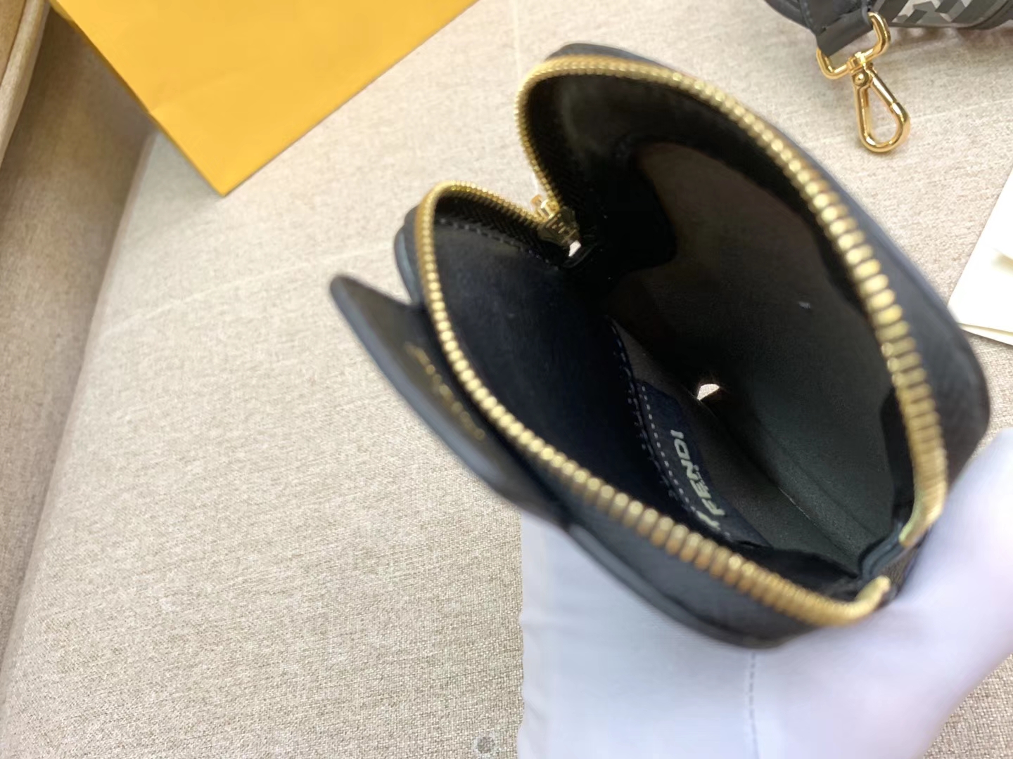 Fendi 芬迪 最新胸包 肩带可单用 黑色