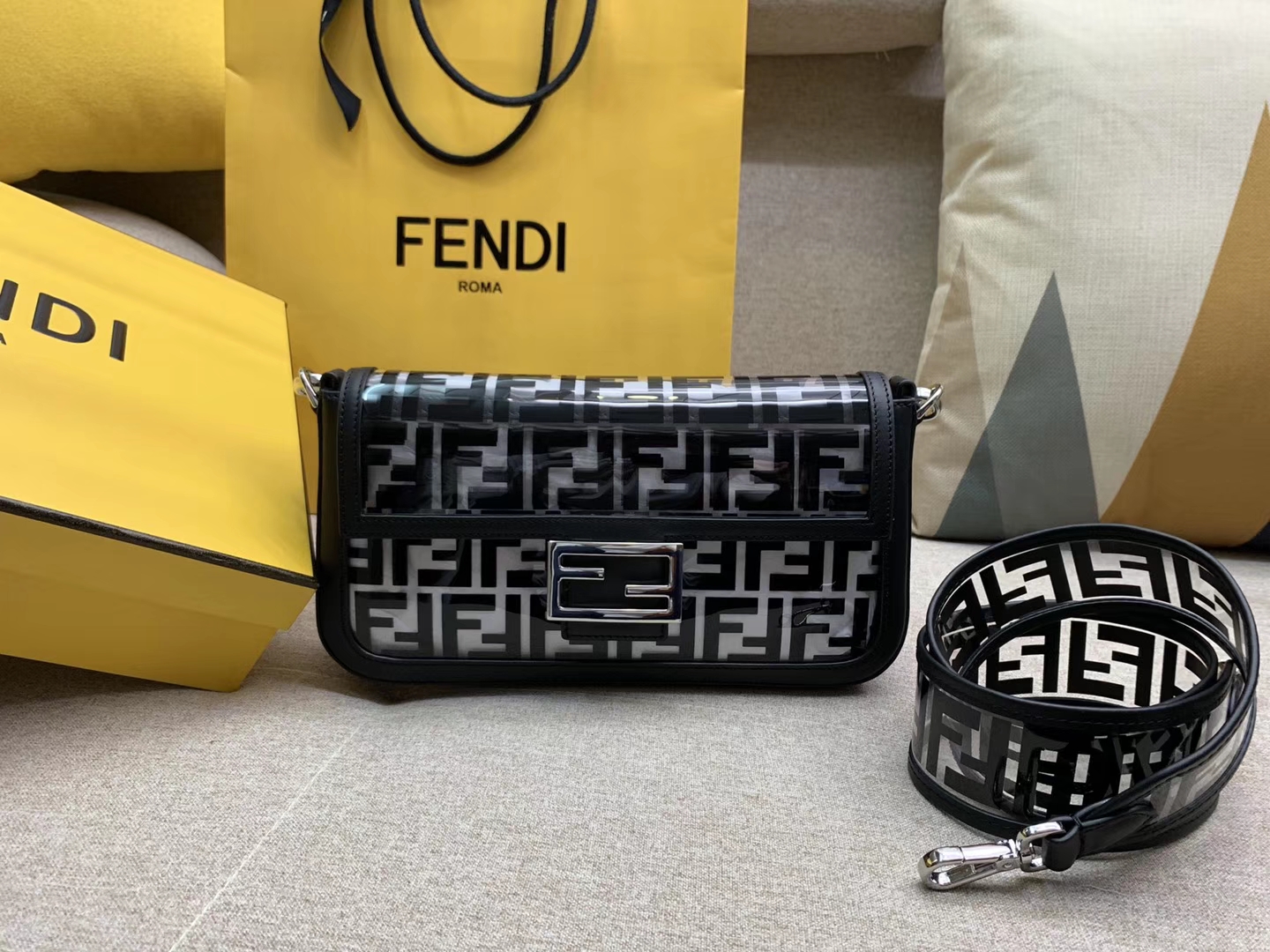 Fendi 芬迪 法棍包 Baguette手袋 全透明的TPU F 印花 26cm 黑色