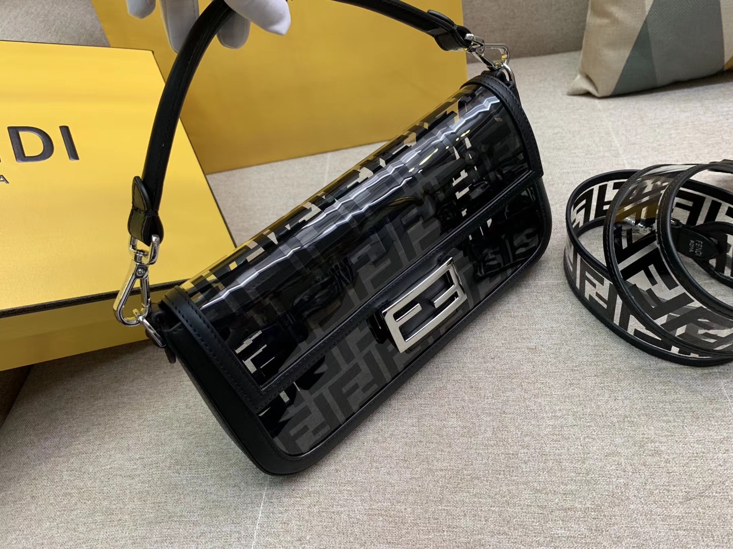 Fendi 芬迪 法棍包 Baguette手袋 全透明的TPU F 印花 26cm 黑色