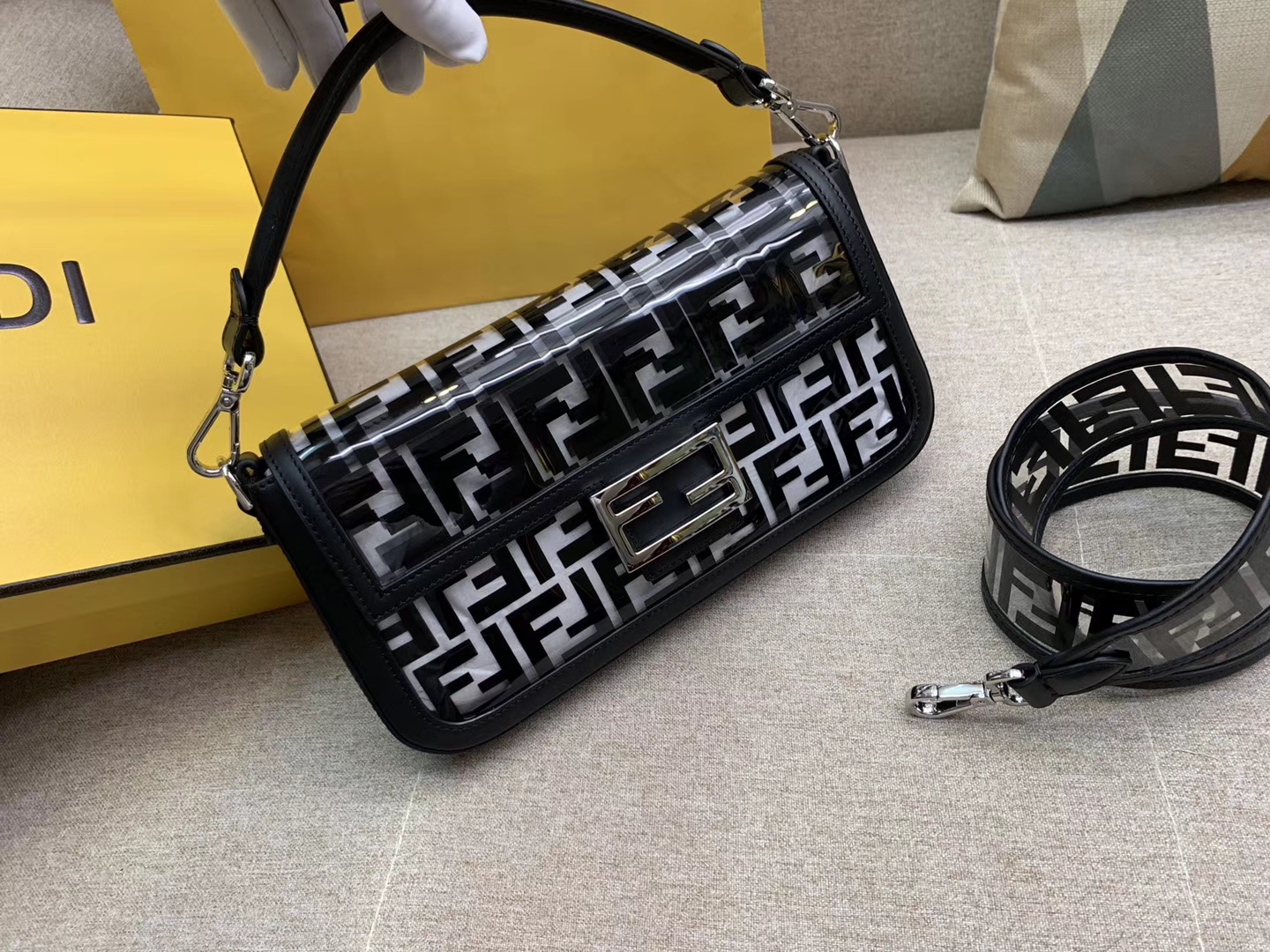 Fendi 芬迪 法棍包 Baguette手袋 全透明的TPU F 印花 26cm 黑色