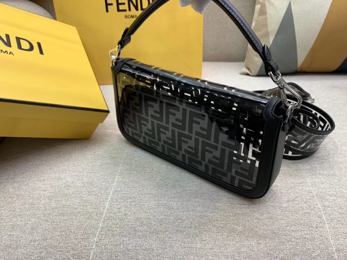 Fendi 芬迪 法棍包 Baguette手袋 全透明的TPU F 印花 26cm 黑色
