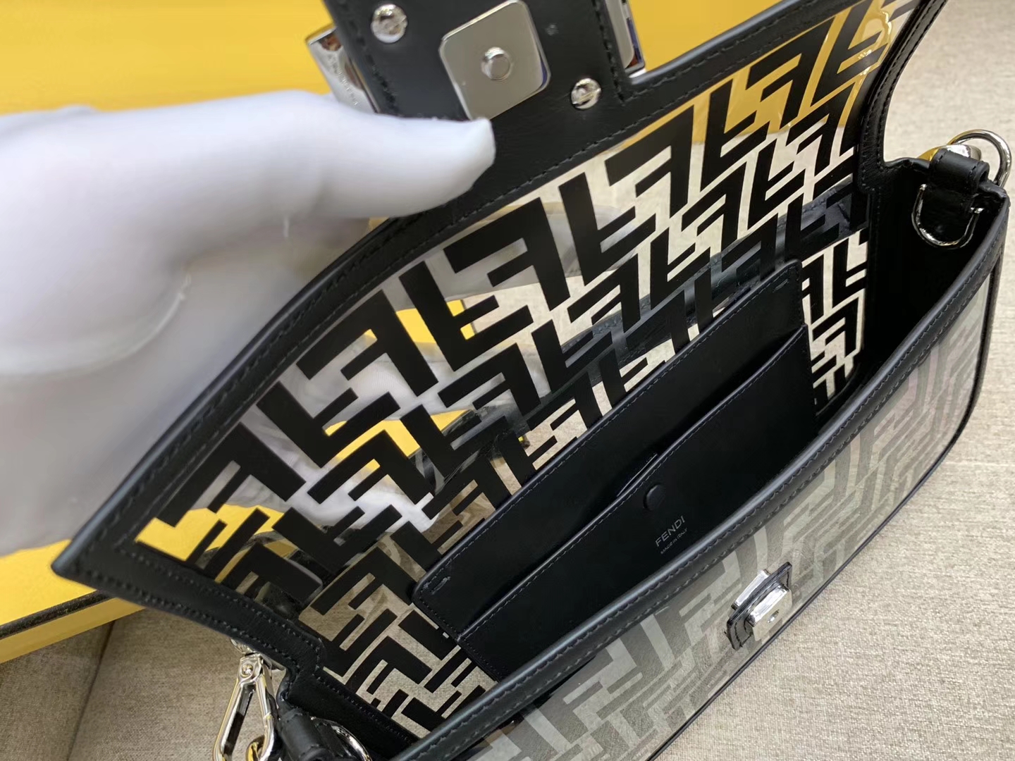 Fendi 芬迪 法棍包 Baguette手袋 全透明的TPU F 印花 26cm 黑色