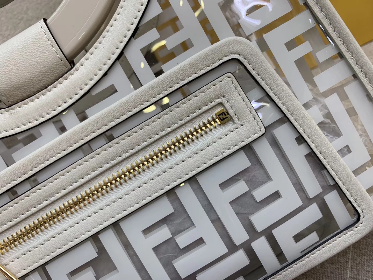 Fendi 芬迪 RUNAWAY 系列 全透明的进口TPU F 印花 28x21x11cm