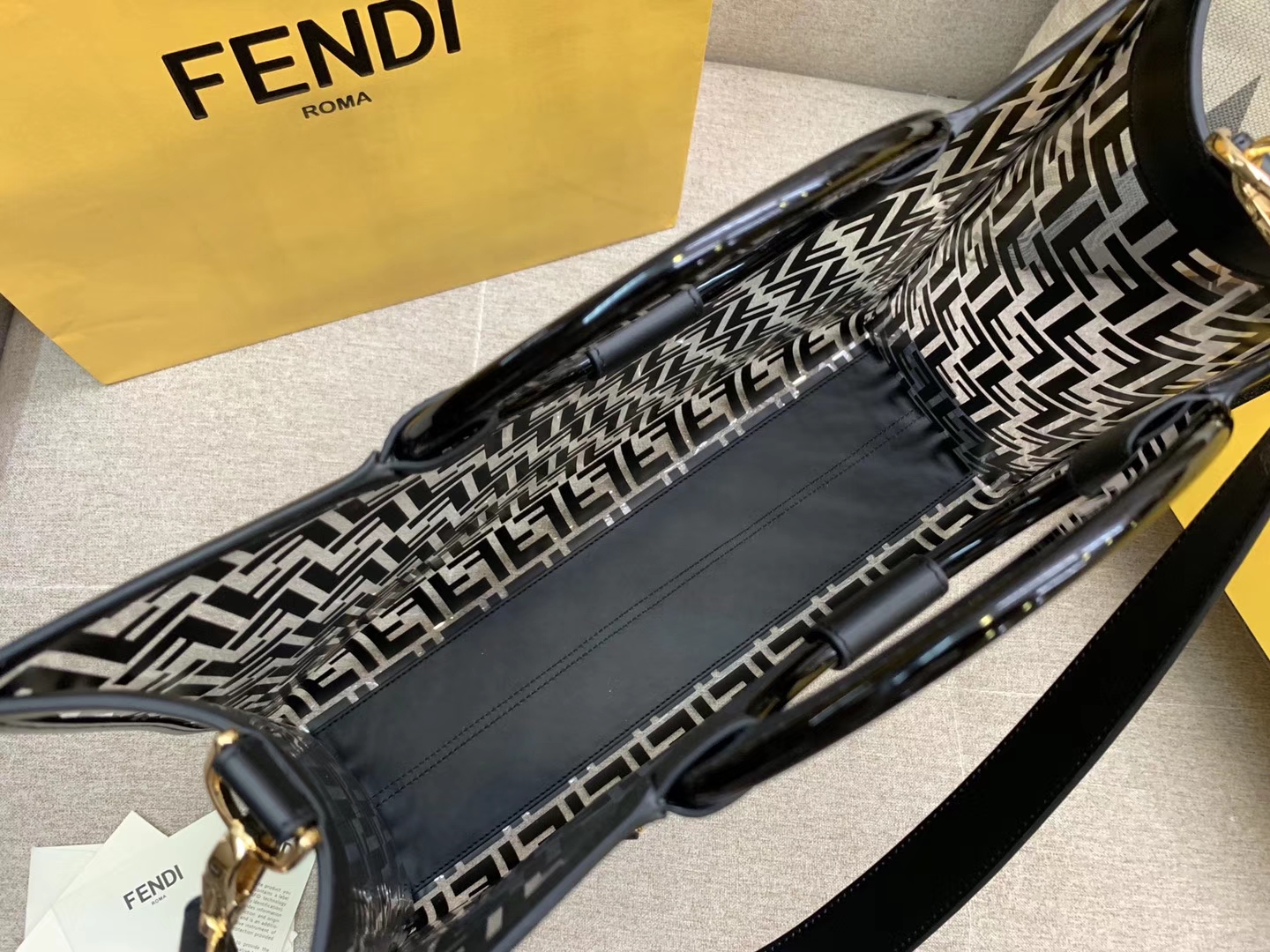 Fendi 芬迪 RUNAWAY  系列 全透明的进口TPU F 印花 41x34x12cm