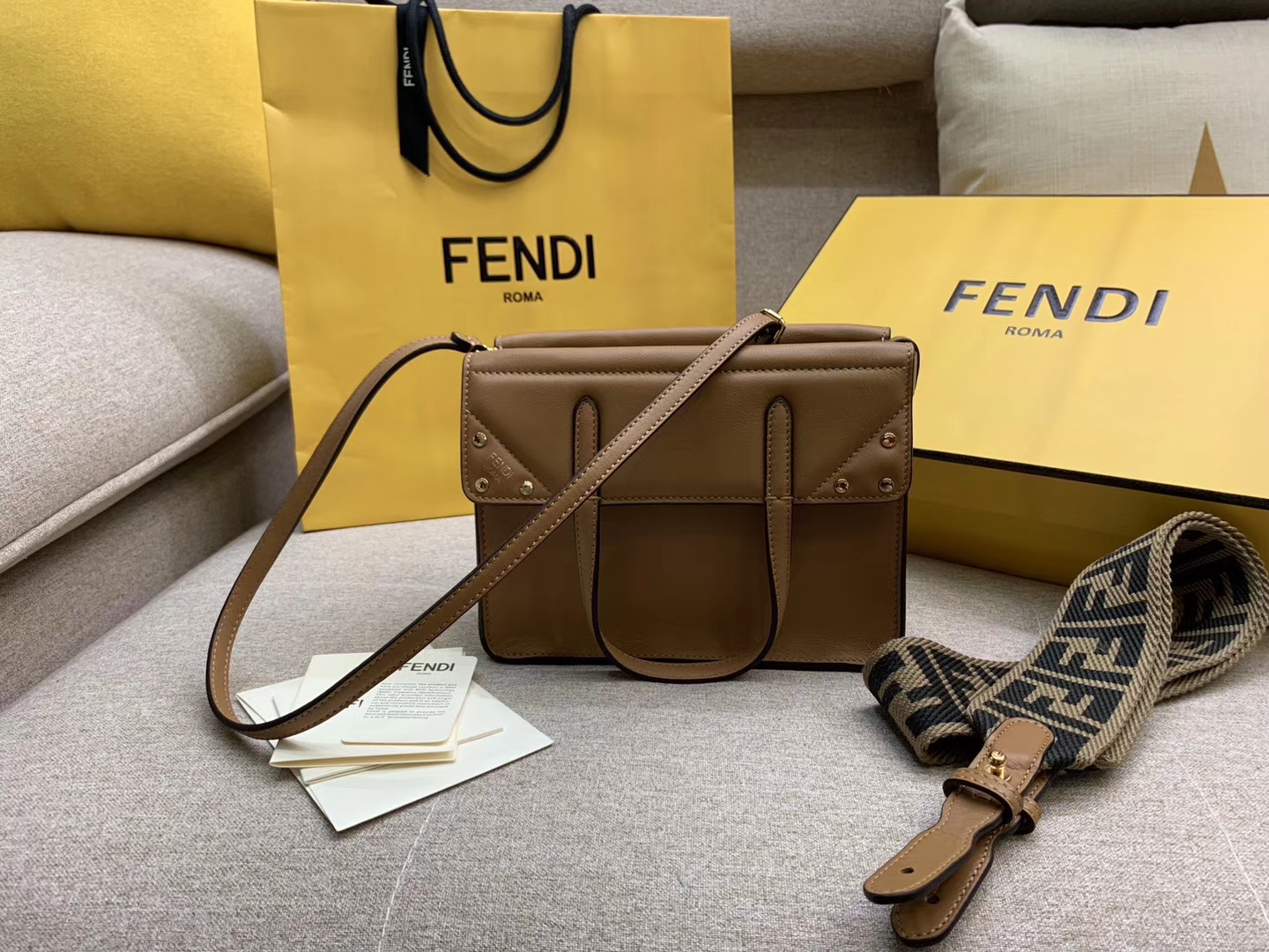 Fendi 芬迪 Flip 小号手袋 20x15x11 可手提肩背和斜挎 棕色