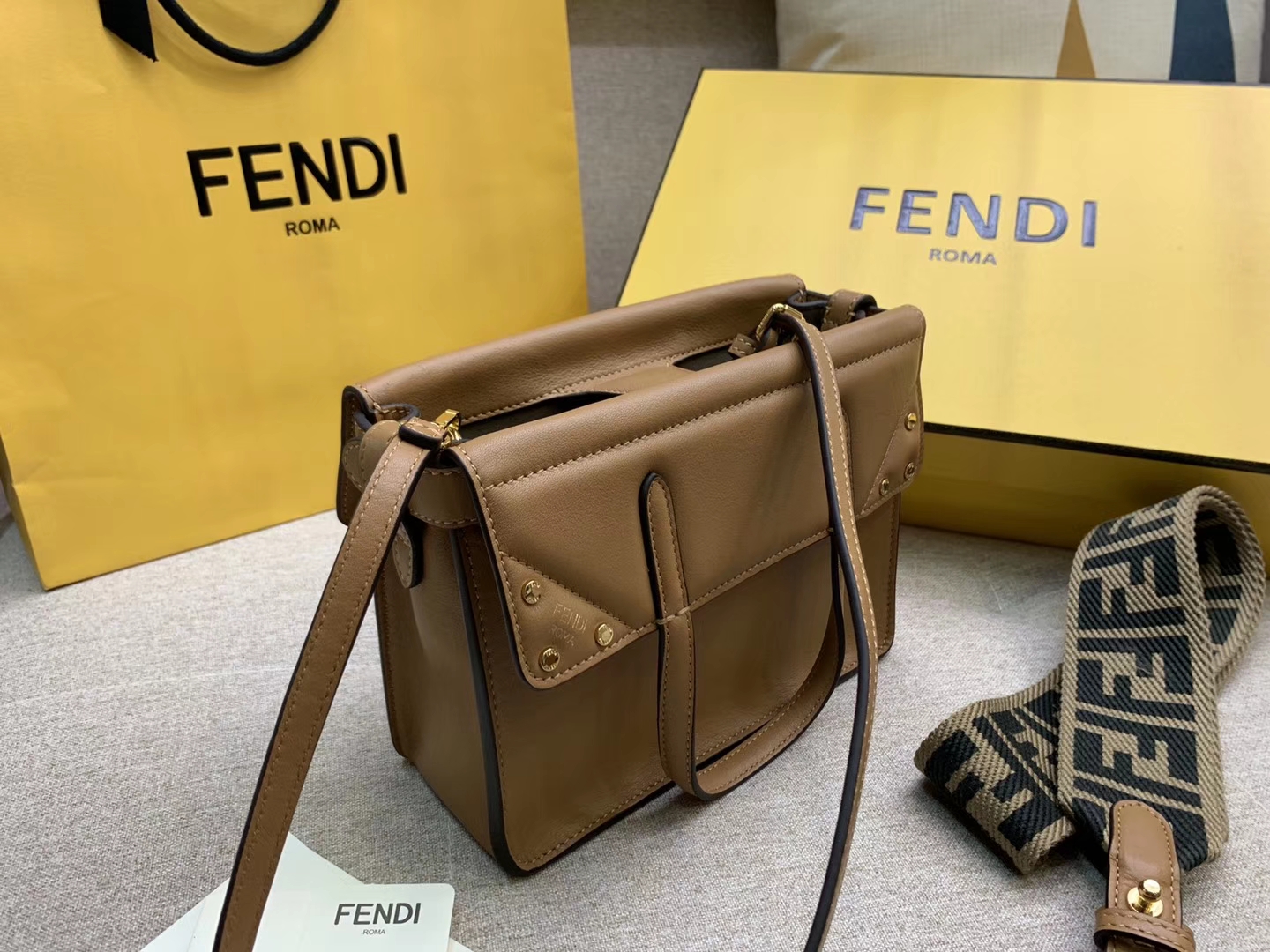 Fendi 芬迪 Flip 小号手袋 20x15x11 可手提肩背和斜挎 棕色
