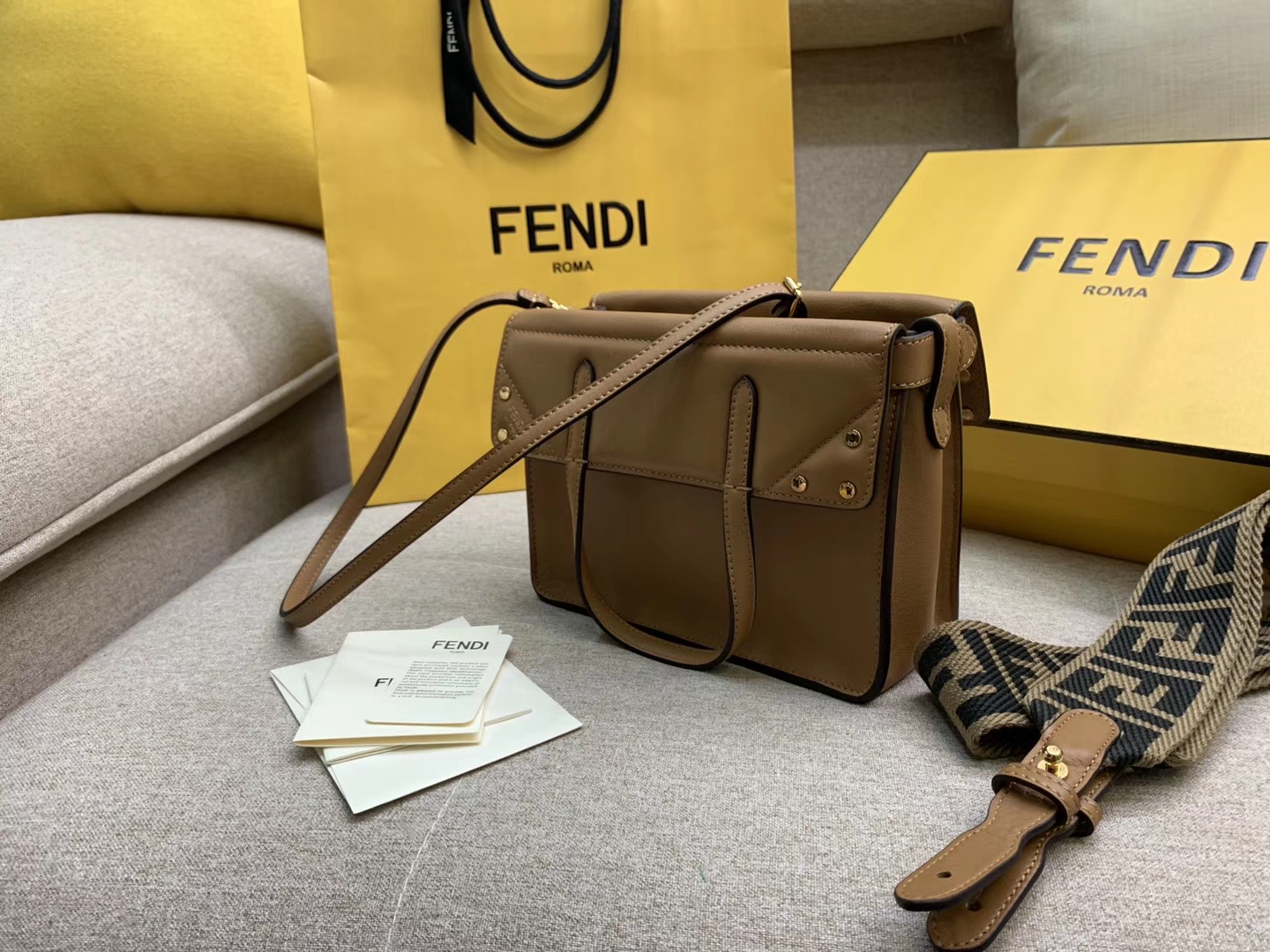 Fendi 芬迪 Flip 小号手袋 20x15x11 可手提肩背和斜挎 棕色