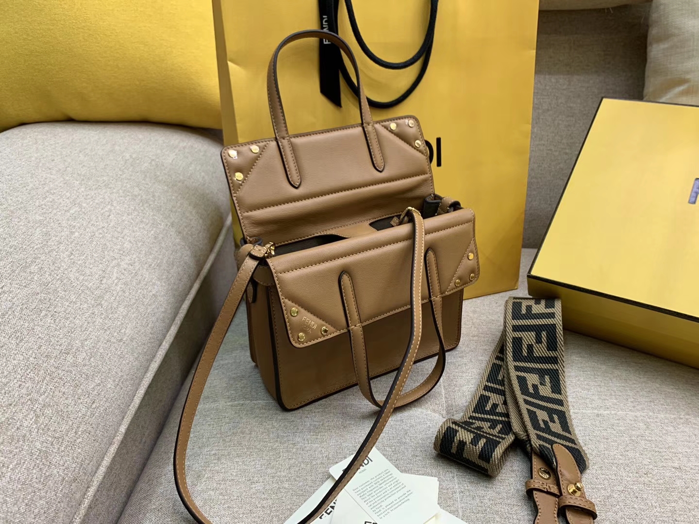 Fendi 芬迪 Flip 小号手袋 20x15x11 可手提肩背和斜挎 棕色