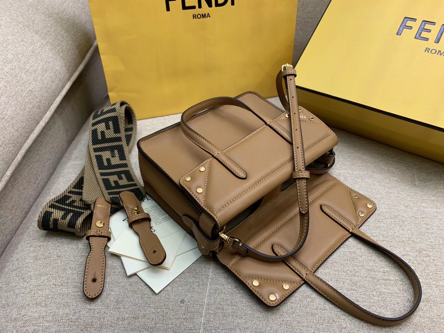 Fendi 芬迪 Flip 小号手袋 20x15x11 可手提肩背和斜挎 棕色