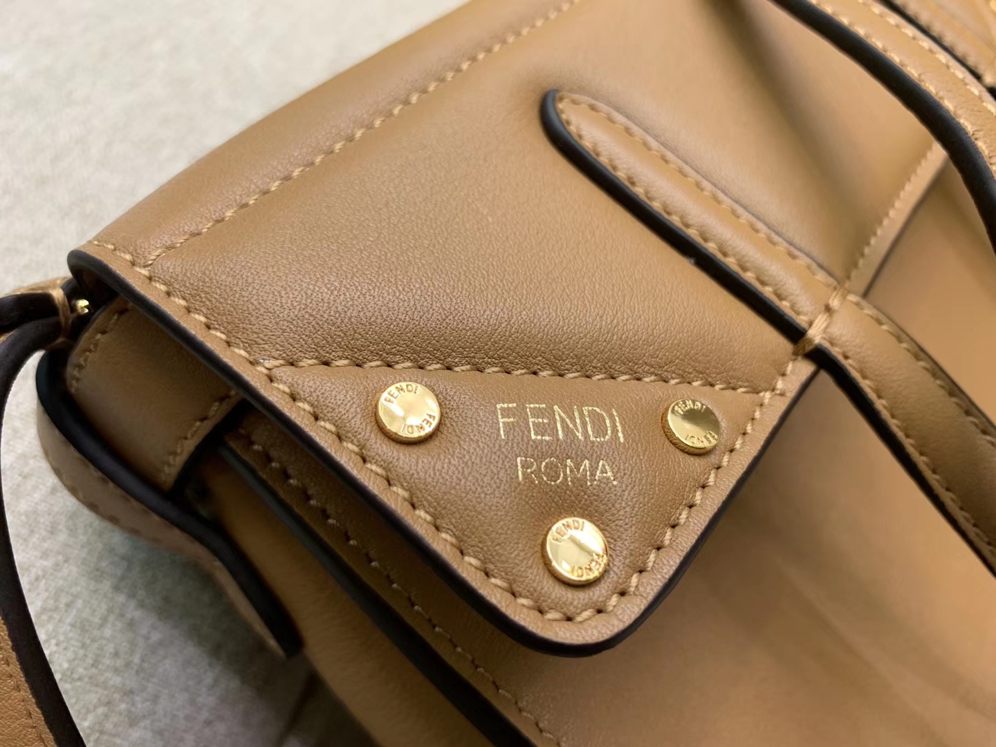 Fendi 芬迪 Flip 小号手袋 20x15x11 可手提肩背和斜挎 棕色