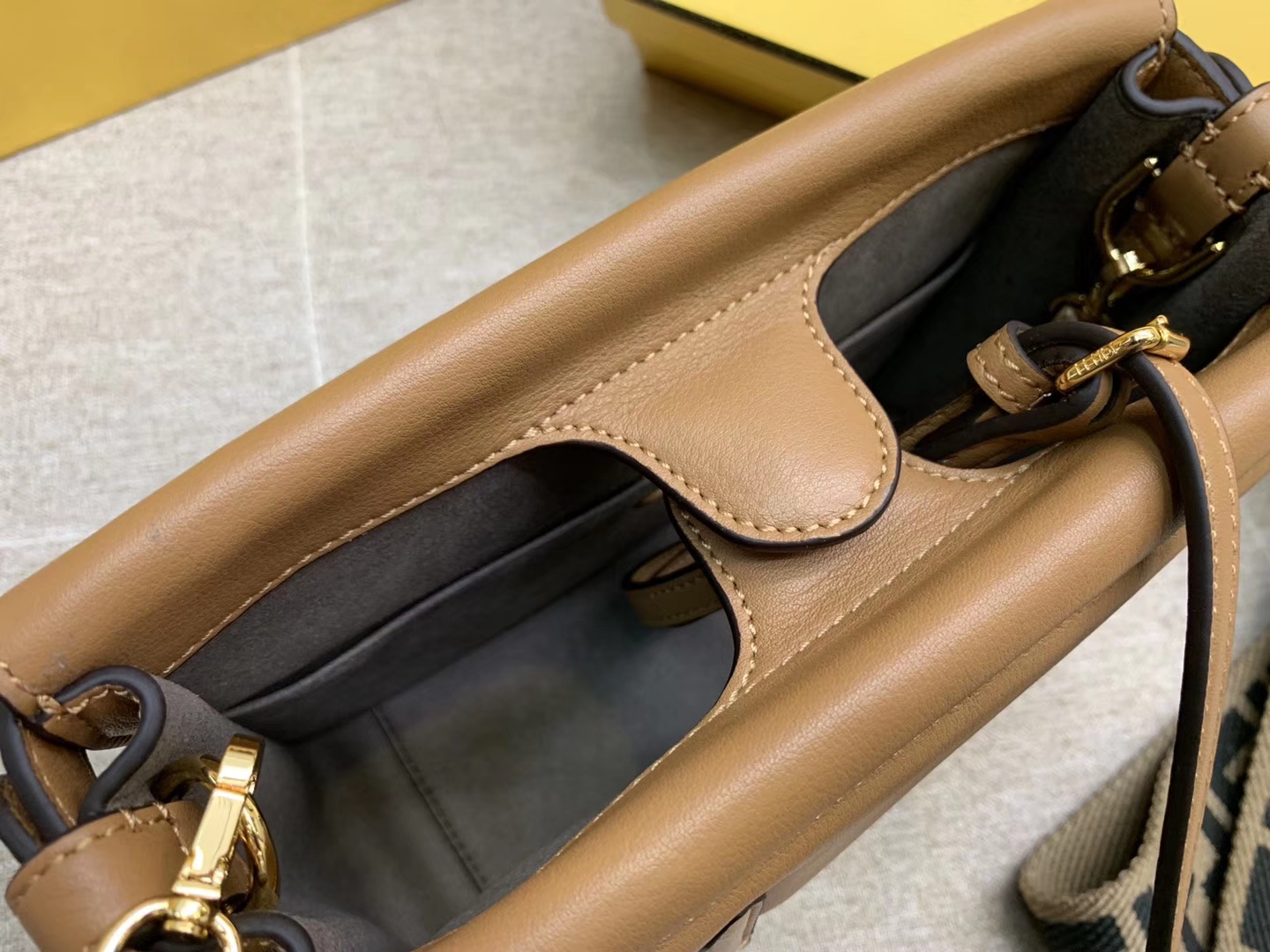 Fendi 芬迪 Flip 小号手袋 20x15x11 可手提肩背和斜挎 棕色