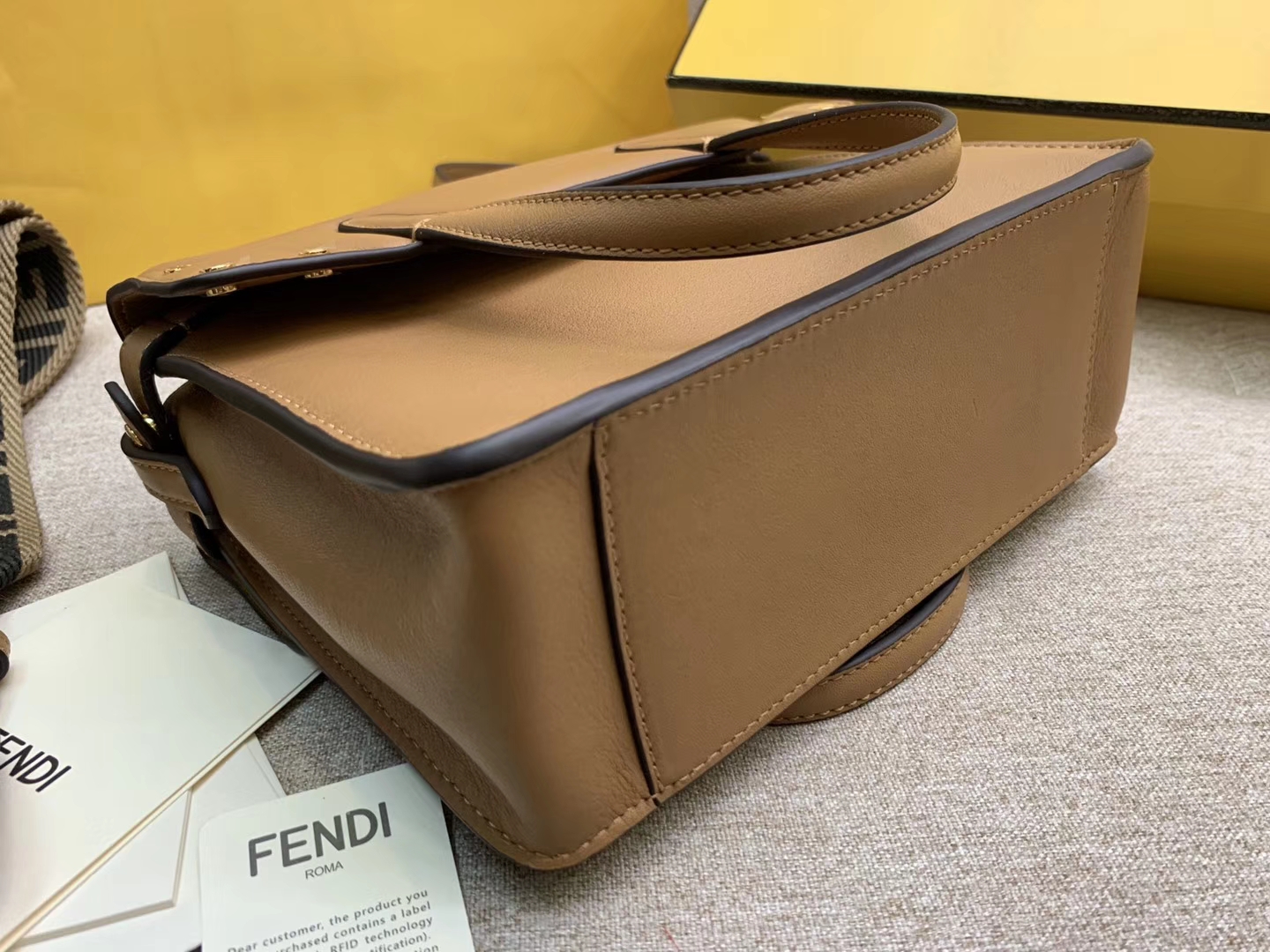 Fendi 芬迪 Flip 小号手袋 20x15x11 可手提肩背和斜挎 棕色