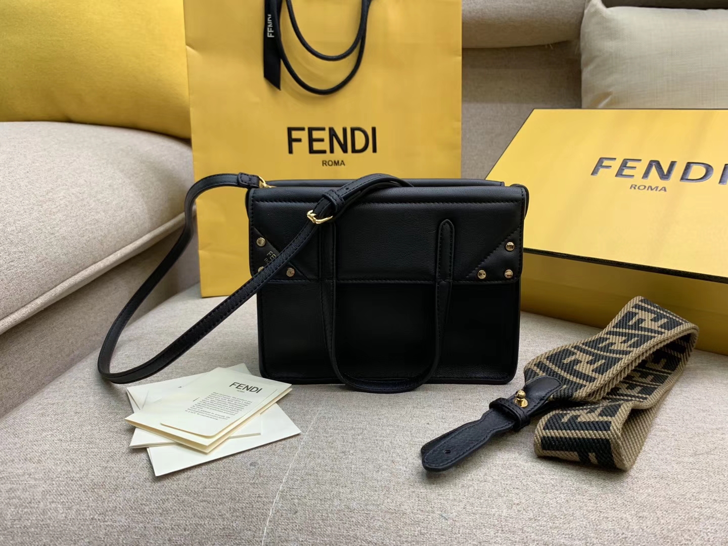 Fendi 芬迪 Flip 小号手袋 20x15x11 可手提肩背和斜挎 黑色