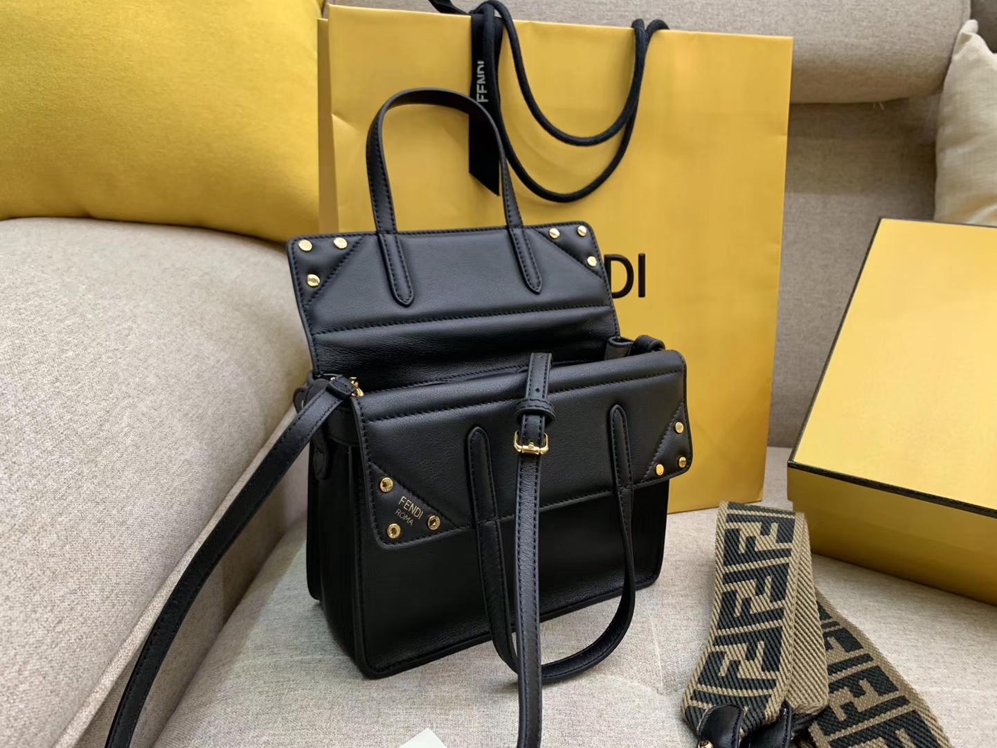 Fendi 芬迪 Flip 小号手袋 20x15x11 可手提肩背和斜挎 黑色