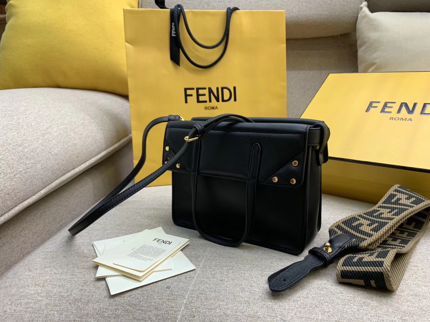 Fendi 芬迪 Flip 小号手袋 20x15x11 可手提肩背和斜挎 黑色
